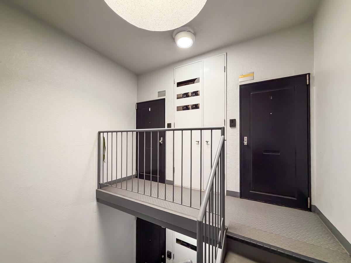 東京都新宿区下落合の賃貸物件/左のドアが今回の区画です