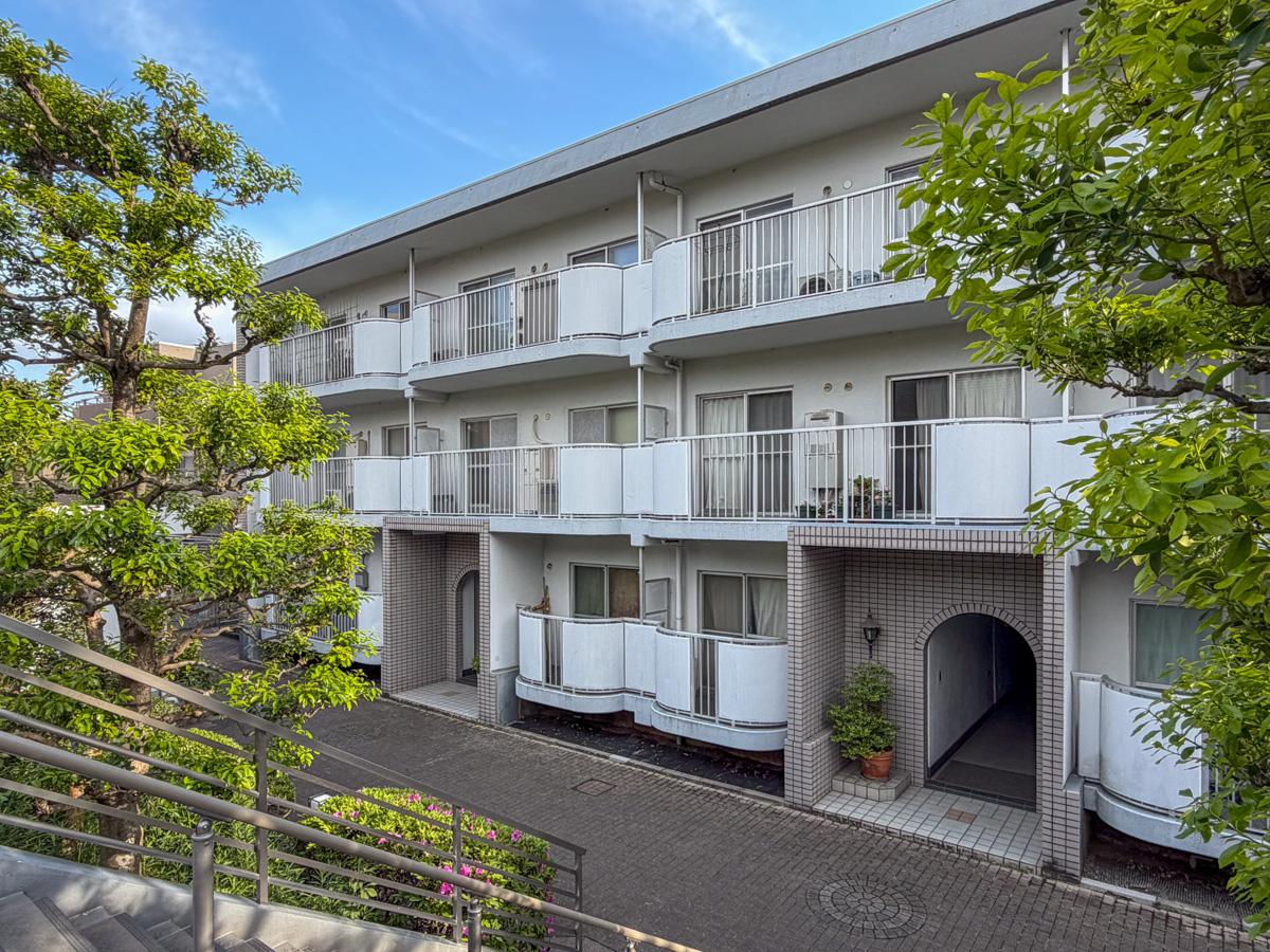 東京都新宿区下落合の賃貸物件/外観。北側南側ともに緑が多く良い雰囲気です