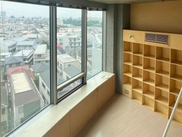 新宿区上落合の賃貸物件/街を見渡す読書室