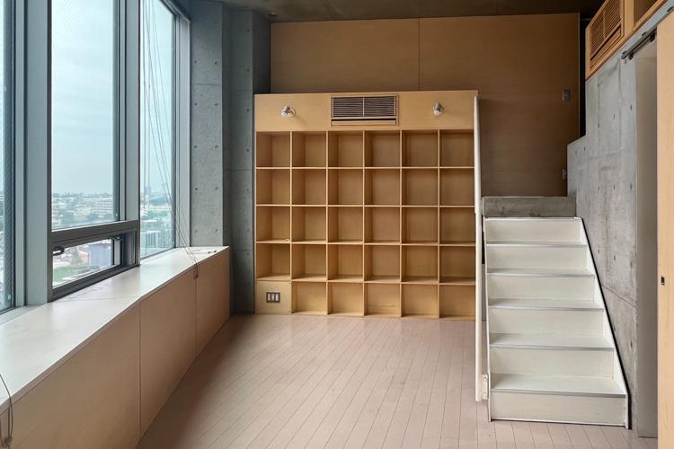 新宿区上落合の賃貸物件/天高約3.5mの空間に存在感ある本棚