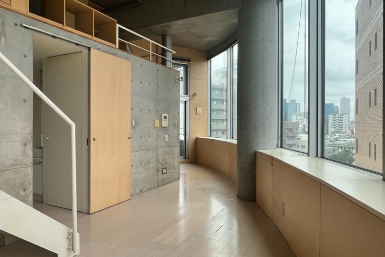 新宿区上落合の賃貸物件/反対側からの視点。窓辺のカウンターはデスクにしたり、植物を置いたり使い道いろいろ