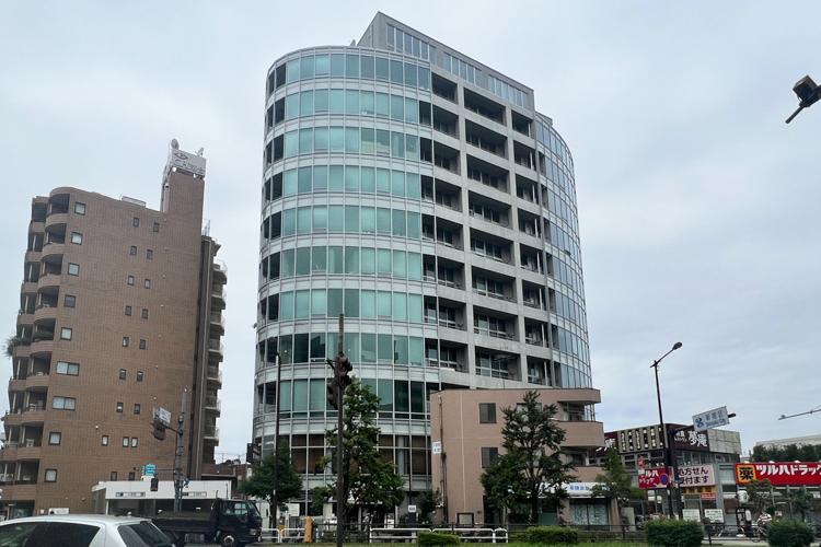 新宿区上落合の賃貸物件/1階にコンビニ、2階に星乃珈琲店、建物横には地下鉄入口とドラッグストア。便利！！