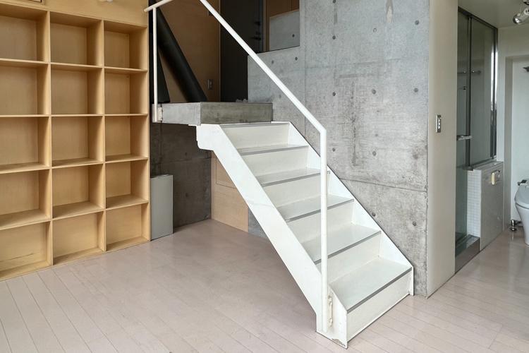 新宿区上落合の賃貸物件/階段下にも何か収納できそうですね