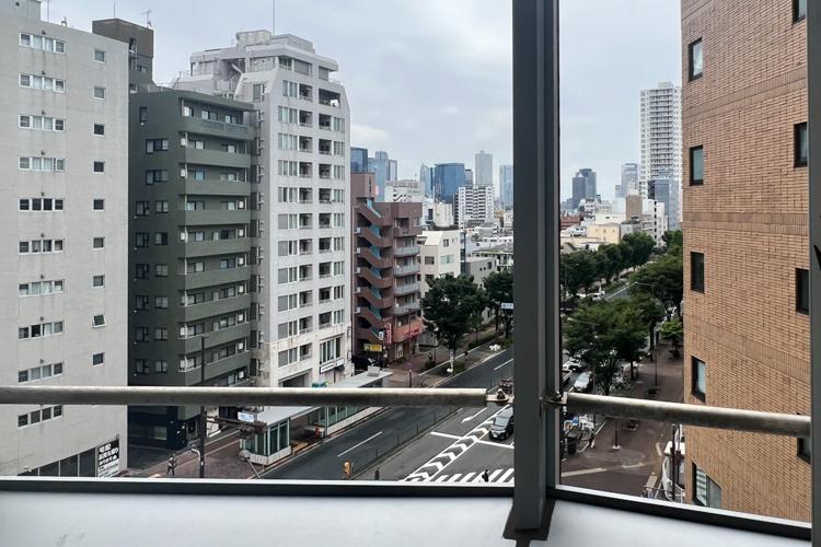 新宿区上落合の賃貸物件/バルコニーからは目の前の大通りが臨めます