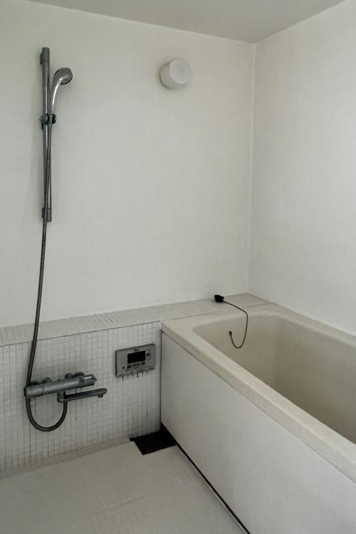 新宿区上落合の賃貸物件/浴室は白タイル張りのシンプルなデザイン