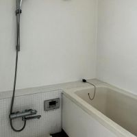 新宿区上落合の賃貸物件/浴室は白タイル張りのシンプルなデザイン