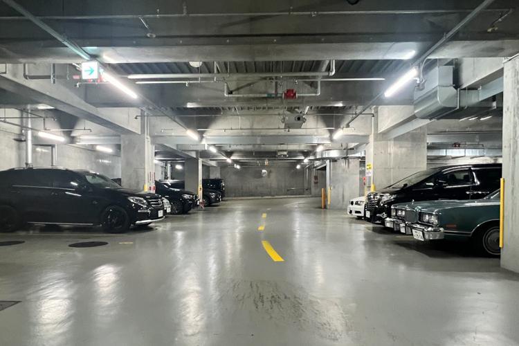 新宿区上落合の賃貸物件/地下2階は入居者専用駐車場、地下1階は時間貸駐車場になっています