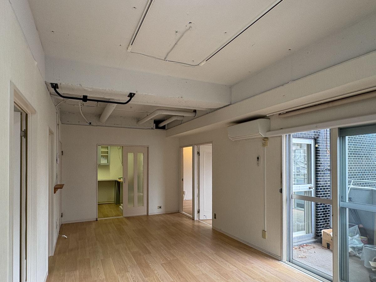 杉並区高円寺南の賃貸物件/天井には配線ダクトが走り、自由度のあるライティングが可能