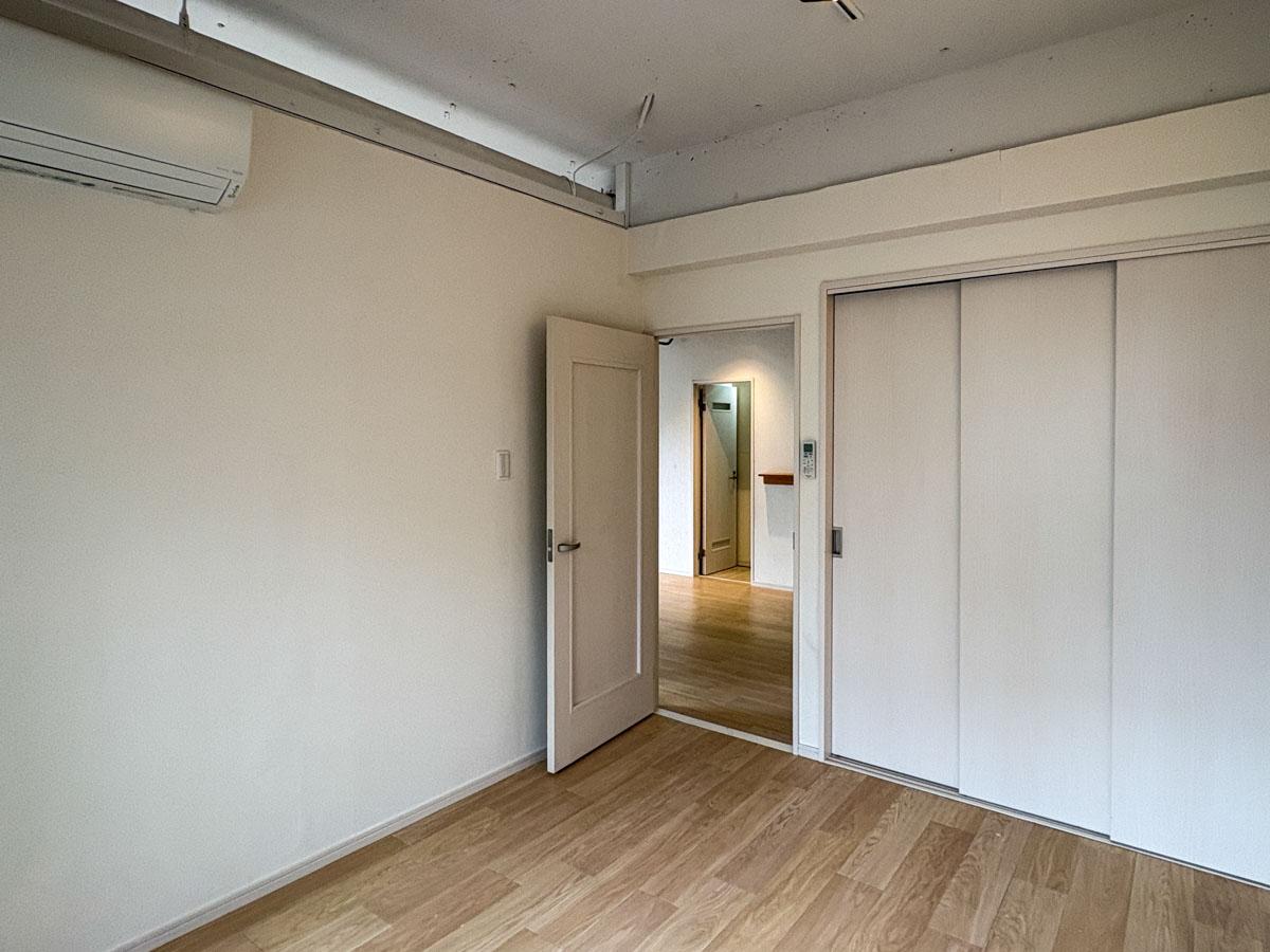 杉並区高円寺南の賃貸物件/約6畳の部屋　隣の約4.7畳の部屋とは、天井付近の壁が抜かれている