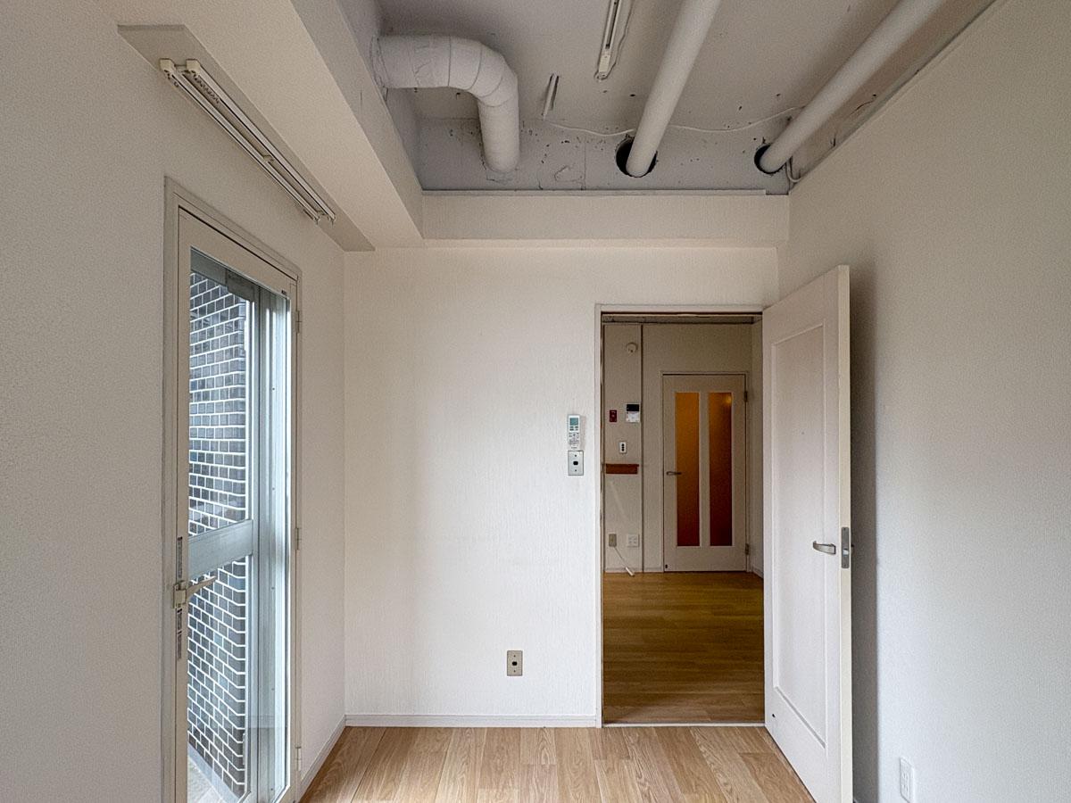 杉並区高円寺南の賃貸物件/北側約4.7畳の部屋　2面に窓がある