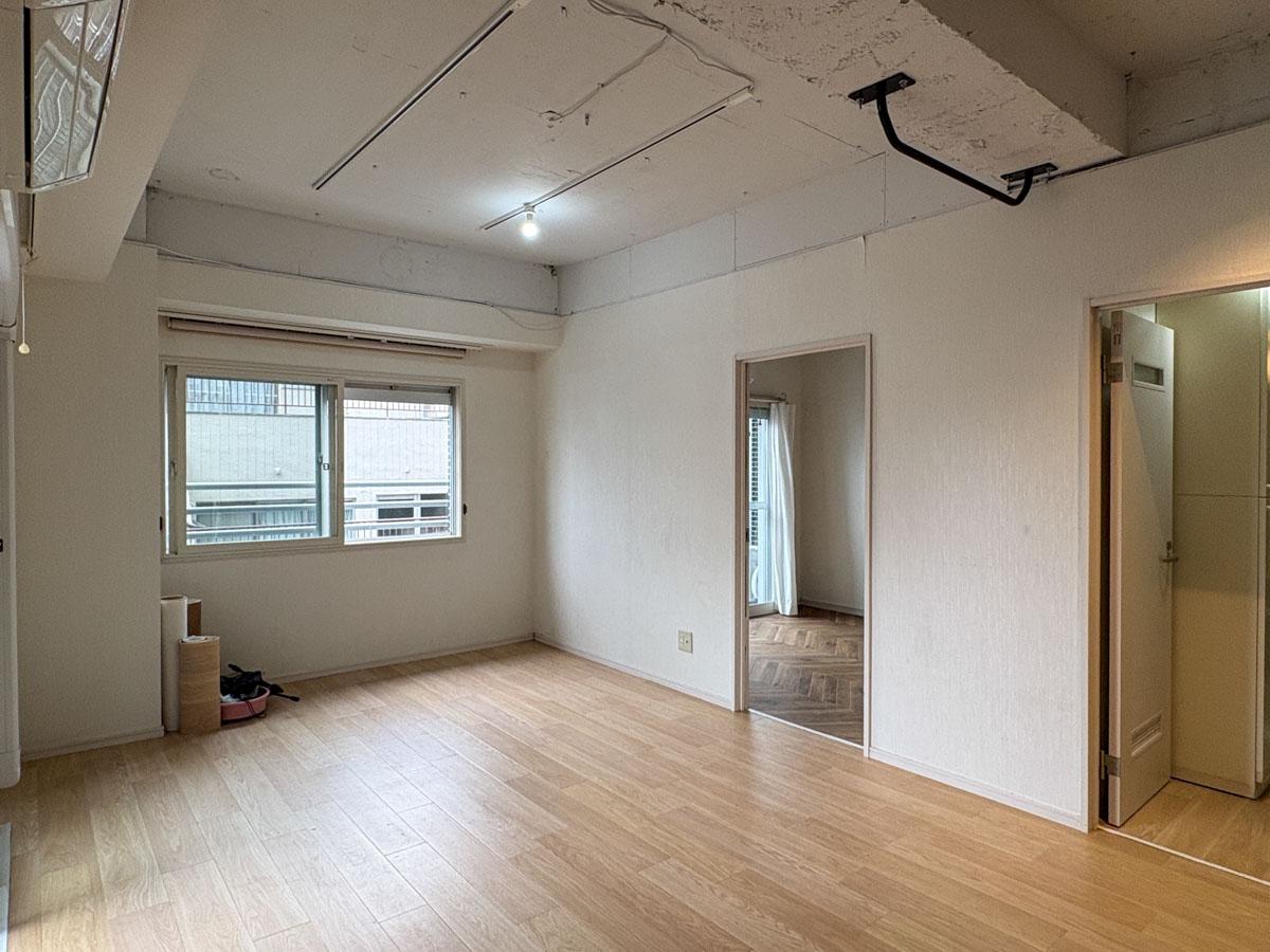 杉並区高円寺南の賃貸物件/北側約4.7畳の部屋のドア付近からの視点