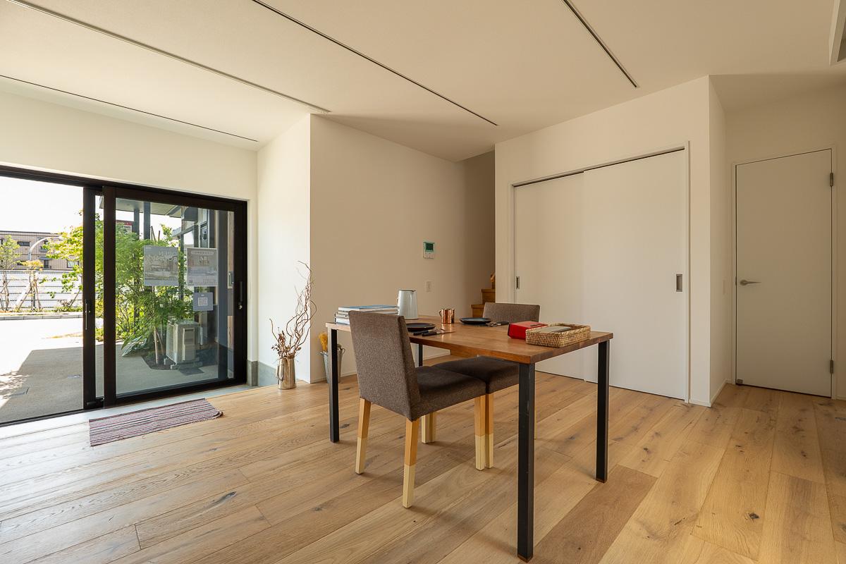 調布市深大寺東町の賃貸物件/1階ダイニング。外にひらかれたつくり