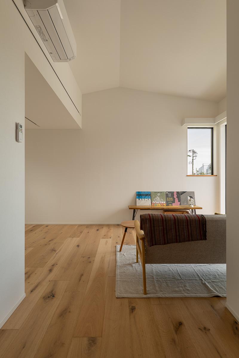 調布市深大寺東町の賃貸物件/屋根の勾配をそのまま取り込んだ、のびやかな天井。