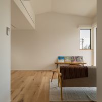 調布市深大寺東町の賃貸物件/屋根の勾配をそのまま取り込んだ、のびやかな天井。