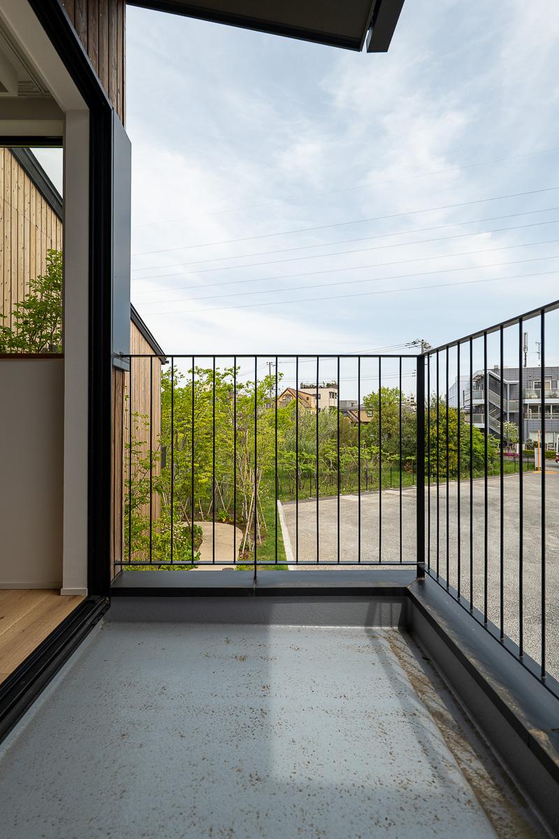 調布市深大寺東町の賃貸物件/視線の先までひらけたバルコニー