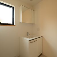 調布市深大寺東町の賃貸物件/洗面と洗濯機置き場