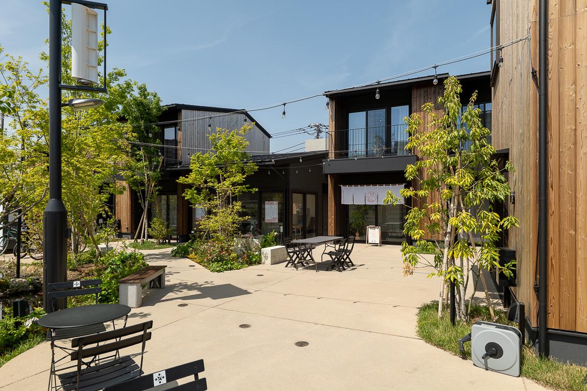 調布市深大寺東町の賃貸物件/飲食店や物販、サロンやパーソナルジムなど営みが並ぶ