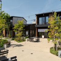 調布市深大寺東町の賃貸物件/飲食店や物販、サロンやパーソナルジムなど営みが並ぶ