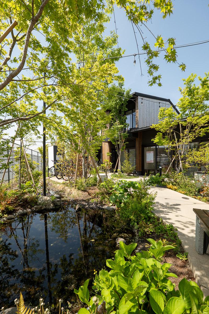 調布市深大寺東町の賃貸物件/中庭の池と、色とりどりの植栽が広がる