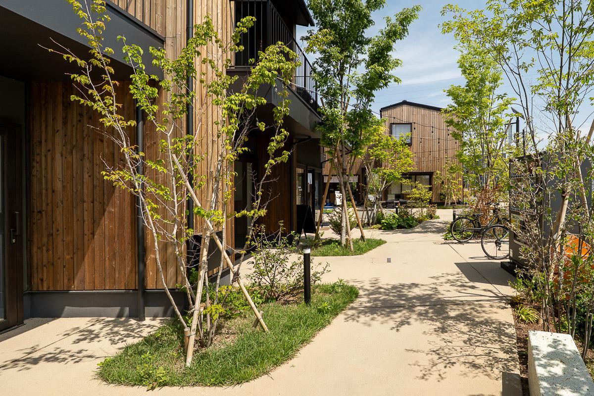 調布市深大寺東町の賃貸物件/中庭に向かって続く、緩やかな通路