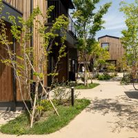 調布市深大寺東町の賃貸物件/中庭に向かって続く、緩やかな通路