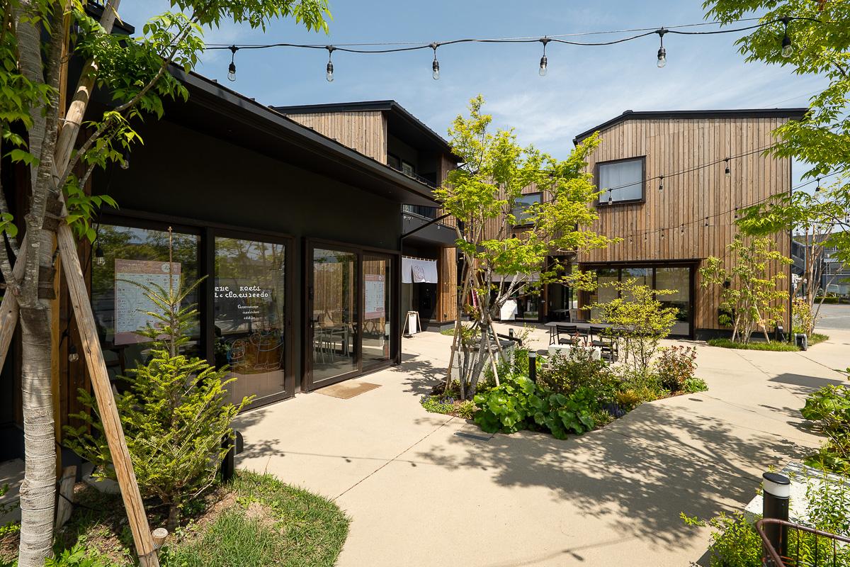 調布市深大寺東町の賃貸物件/木の長屋と緑がつくる、穏やかな風景