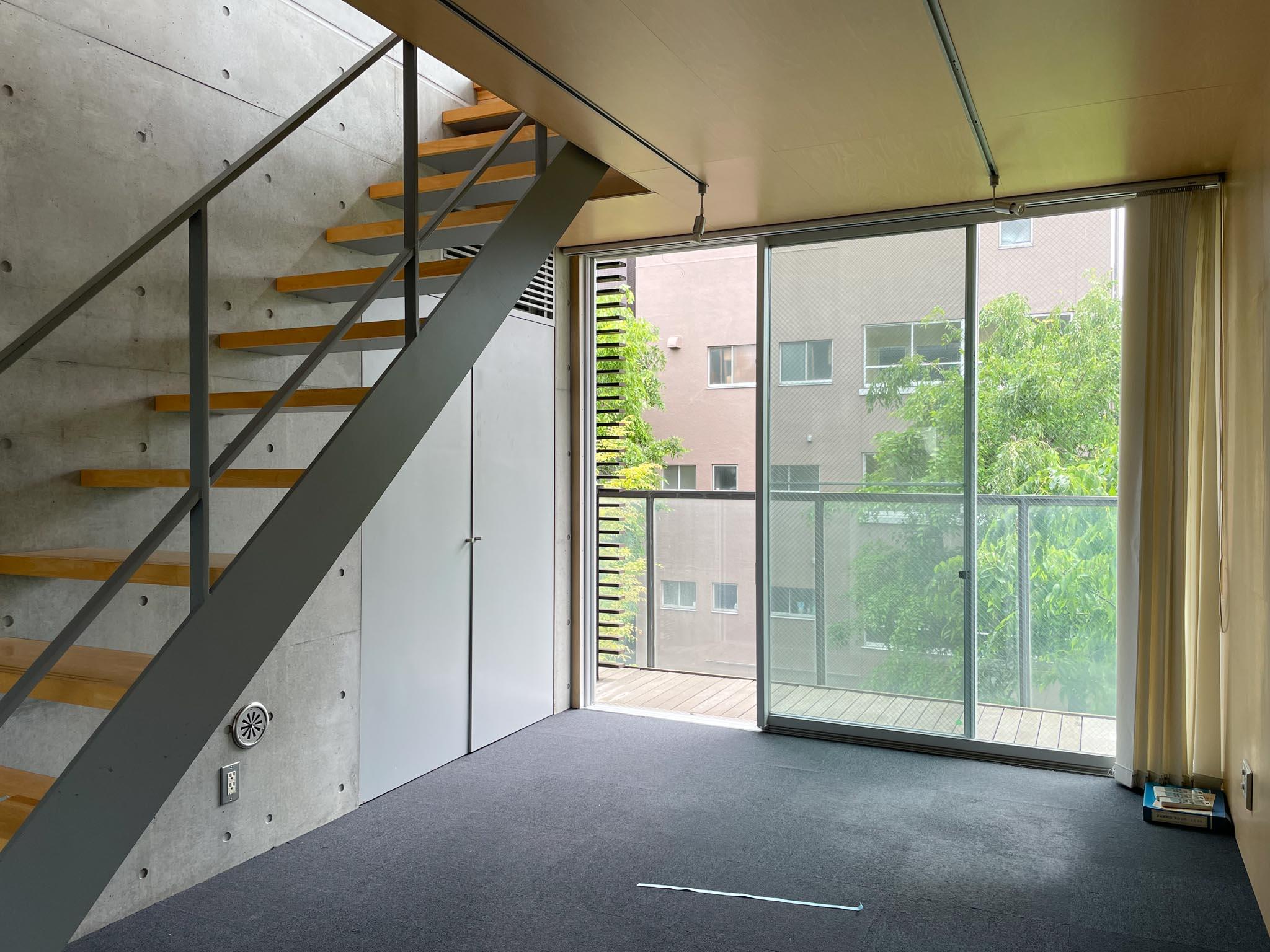 武蔵野市御殿山の賃貸物件/4F：タイルカーペットの玄関フロア。ここはワークスペースとしていかがでしょう