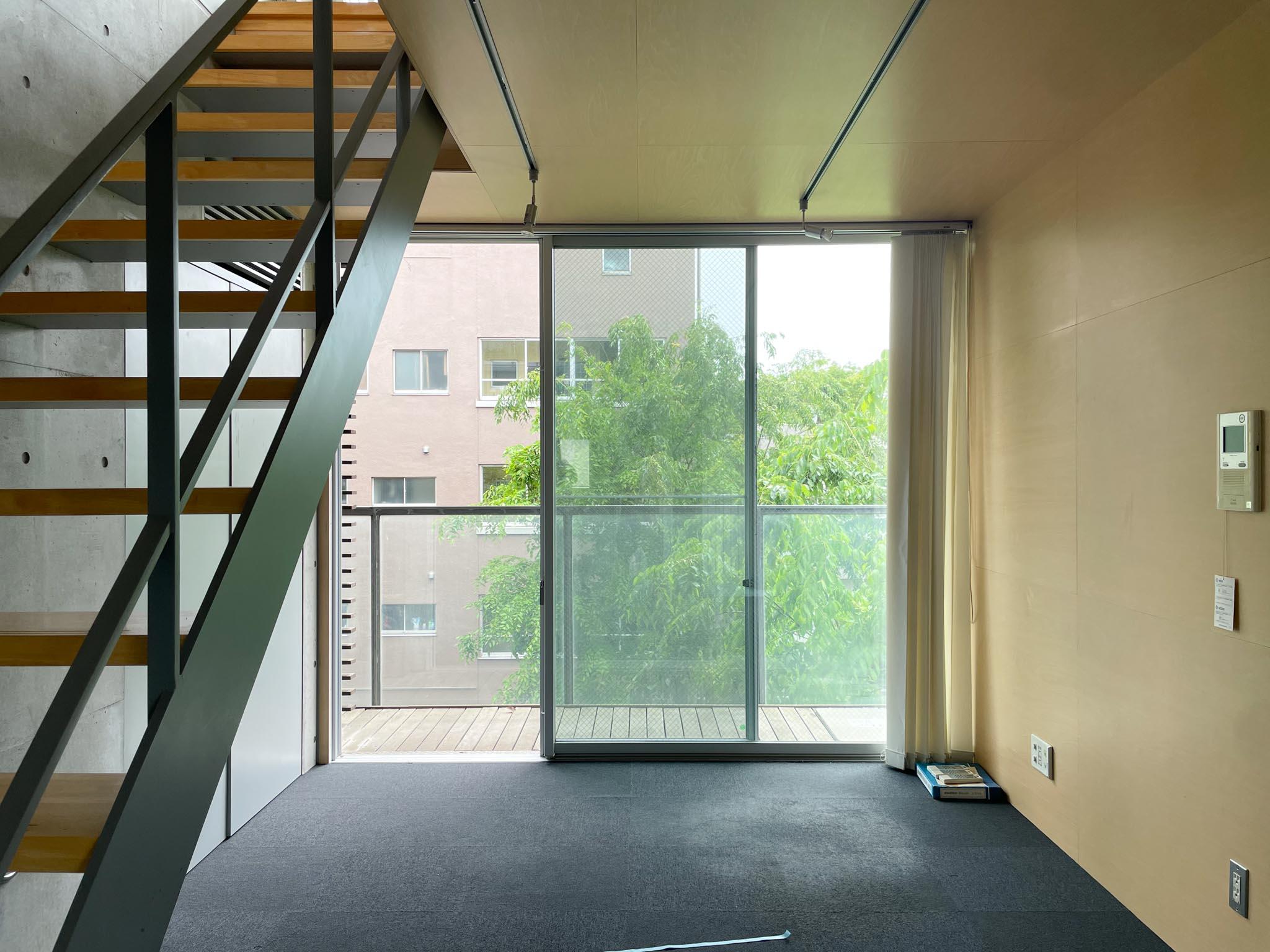 武蔵野市御殿山の賃貸物件/4F：南に大きな窓。しっかりと光が入ってきます