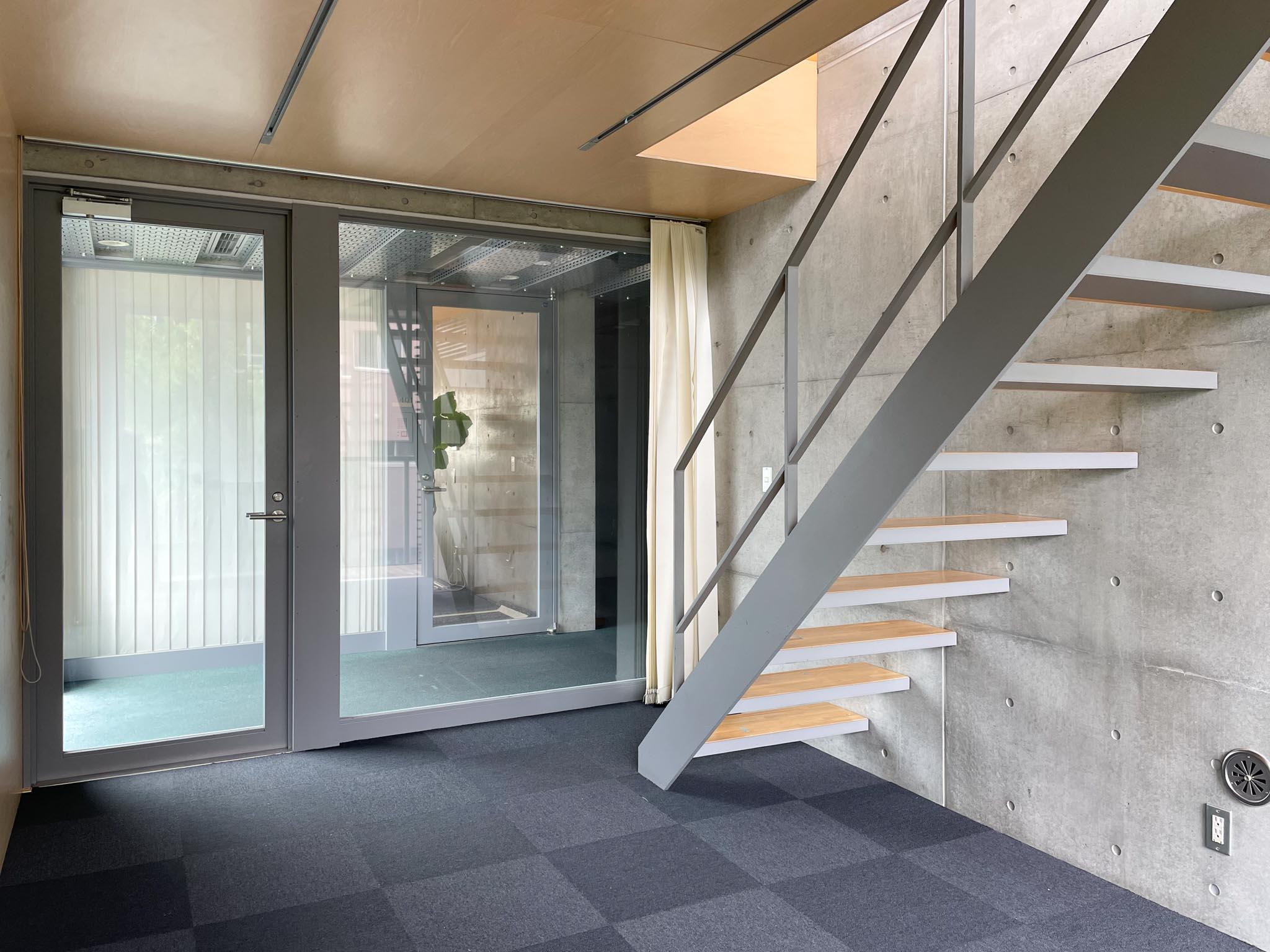 武蔵野市御殿山の賃貸物件/4F：玄関・共用部に向かって