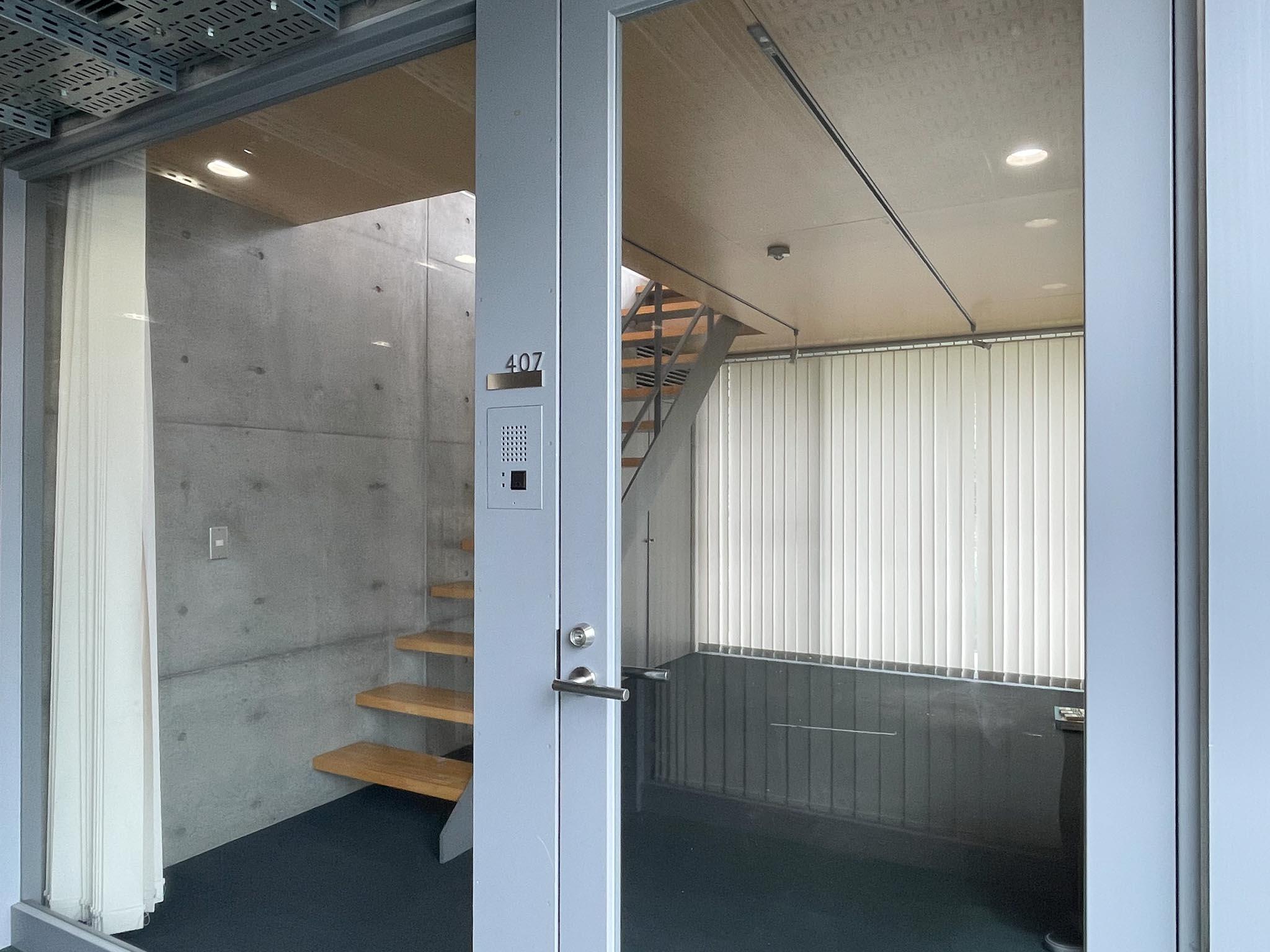 武蔵野市御殿山の賃貸物件/4F：バーチカルブラインドを開けると、室内が丸見えの状態になります