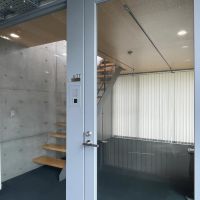 武蔵野市御殿山の賃貸物件/4F：バーチカルブラインドを開けると、室内が丸見えの状態になります