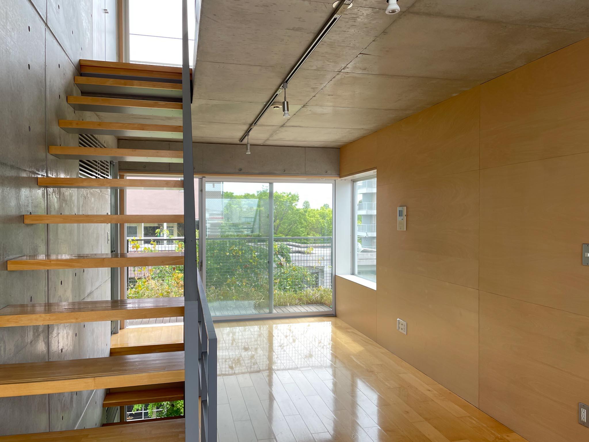 武蔵野市御殿山の賃貸物件/5F：木の香りが多め。この部屋はリビングダイニングとして使います