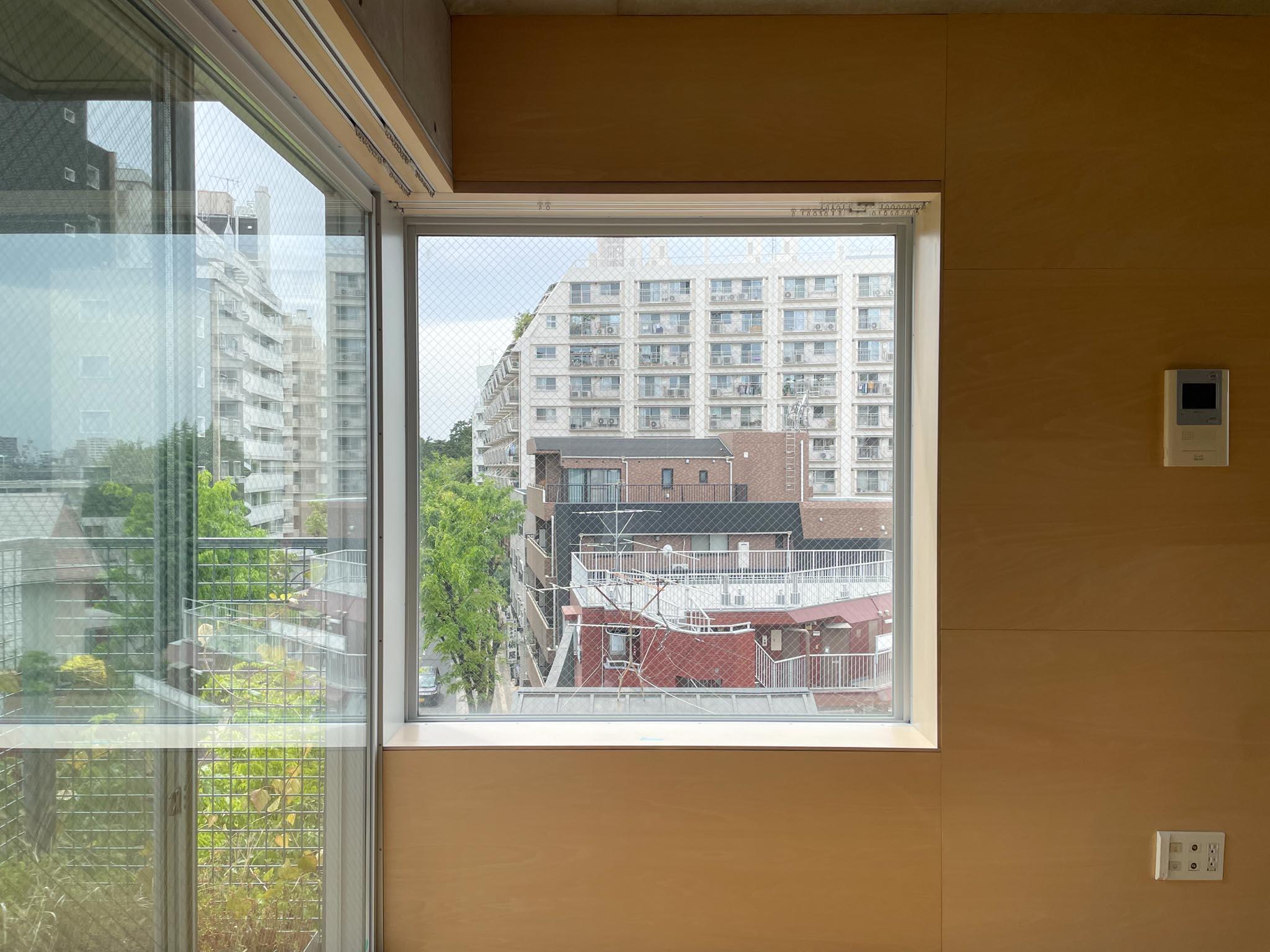 武蔵野市御殿山の賃貸物件/5F：景色を切り取る四角い窓がアクセント