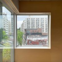 武蔵野市御殿山の賃貸物件/5F：景色を切り取る四角い窓がアクセント