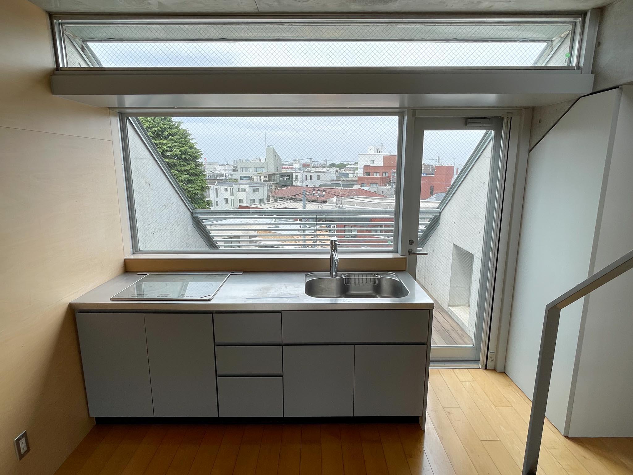 武蔵野市御殿山の賃貸物件/5F：3口IHコンロのキッチン。外の景色を眺めながら料理をします