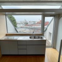 武蔵野市御殿山の賃貸物件/5F：3口IHコンロのキッチン。外の景色を眺めながら料理をします