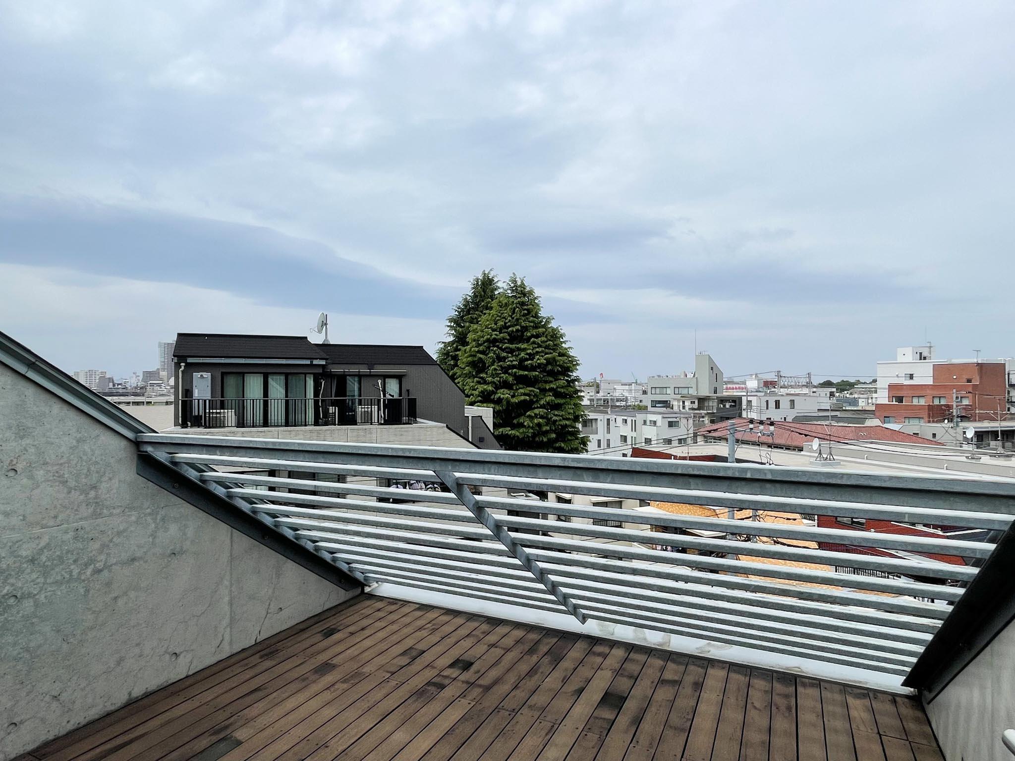 武蔵野市御殿山の賃貸物件/5F：キッチンの向こうにルーフバルコニー。料理を持ち出して外で食事を摂るのも楽しそうです