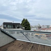 武蔵野市御殿山の賃貸物件/5F：キッチンの向こうにルーフバルコニー。料理を持ち出して外で食事を摂るのも楽しそうです