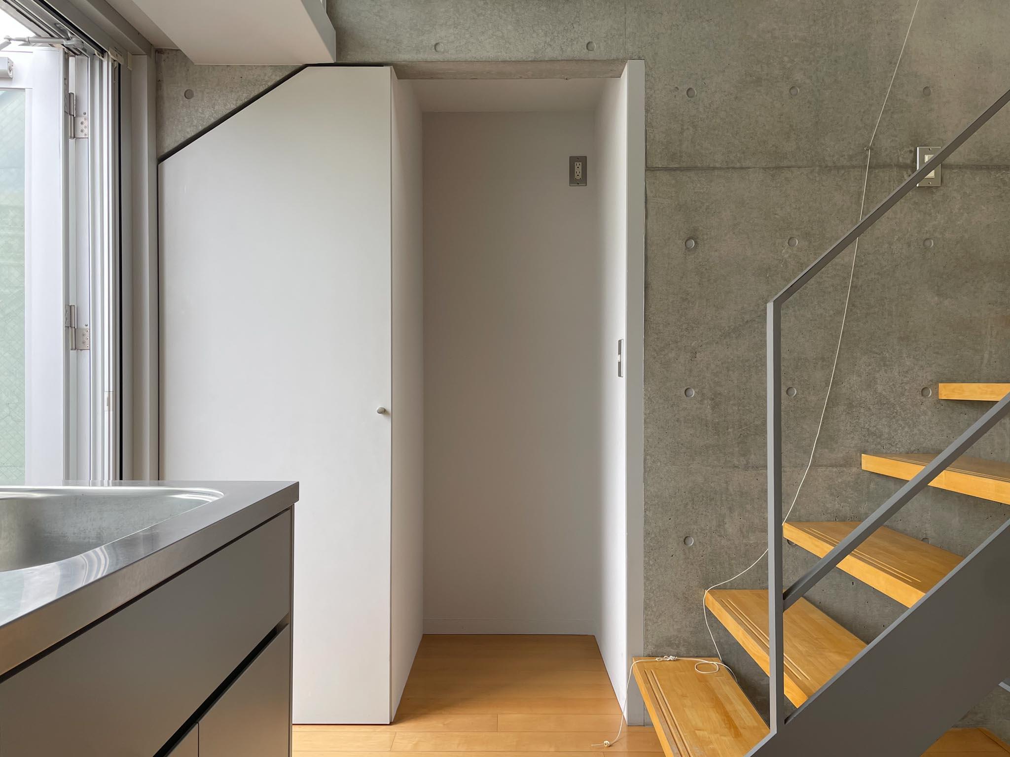 武蔵野市御殿山の賃貸物件/5F：キッチンの横のくぼみに冷蔵庫を置きます