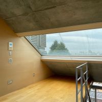 武蔵野市御殿山の賃貸物件/6F：大きな傾斜窓は、下にベッドを置くことを想定して設けられているかのよう