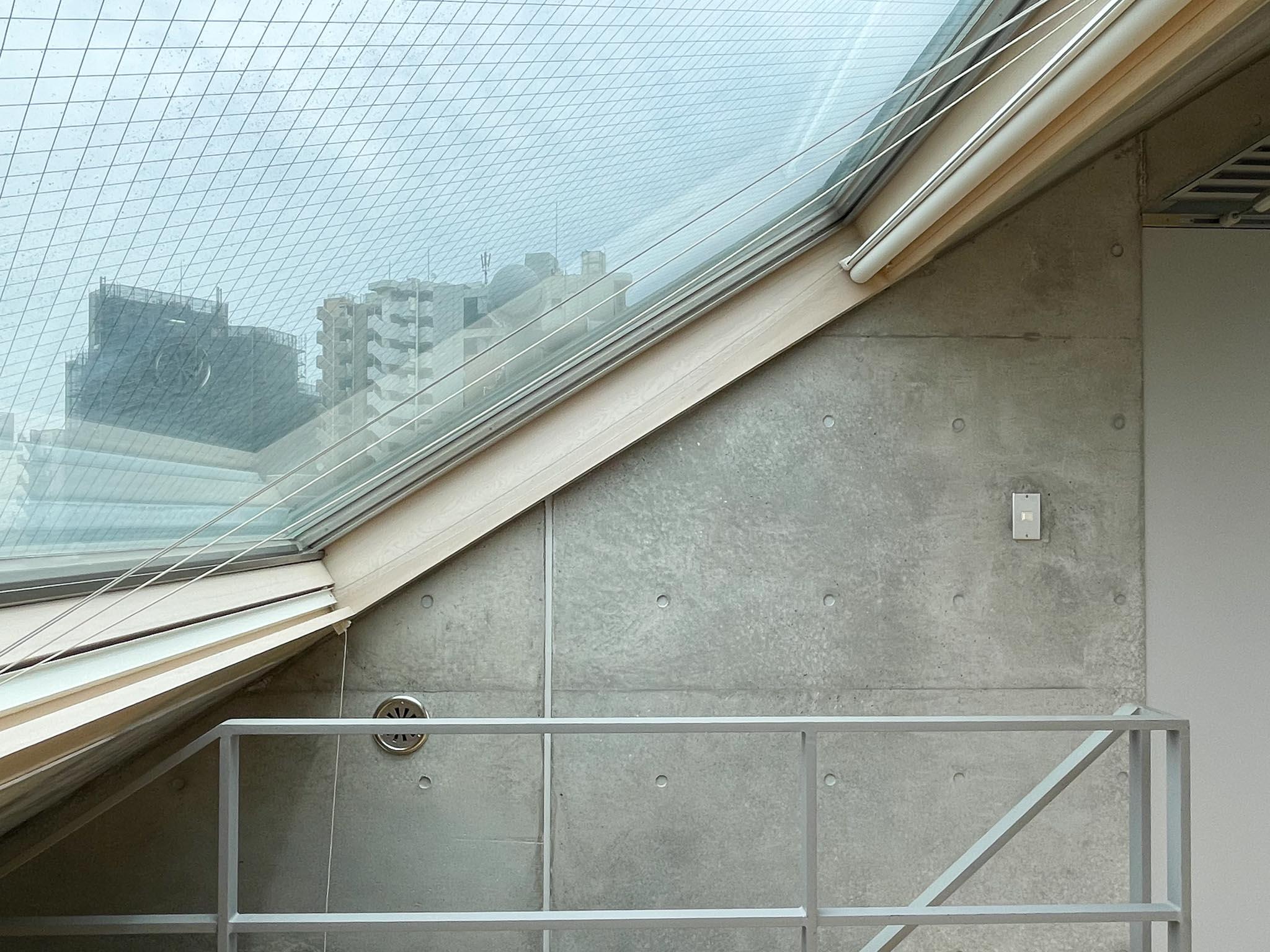 武蔵野市御殿山の賃貸物件/6F：窓の角度はこんな感じ。ロールスクリーンで窓を塞ぐこともできます