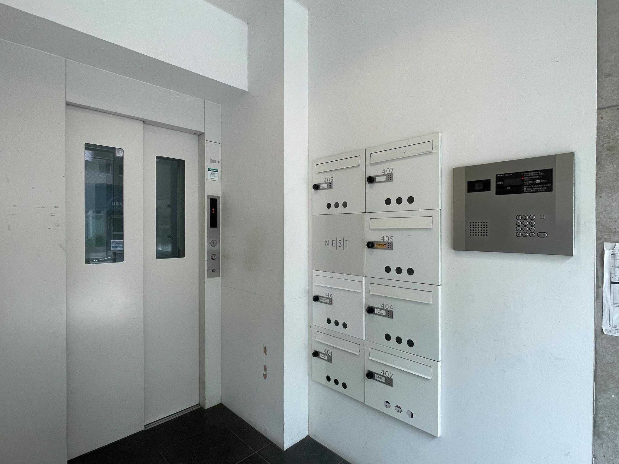 武蔵野市御殿山の賃貸物件/エントランス。エレベーターは、鍵を差し込むか室内側からの許可操作がないと起動しません