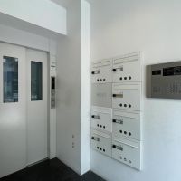 武蔵野市御殿山の賃貸物件/エントランス。エレベーターは、鍵を差し込むか室内側からの許可操作がないと起動しません