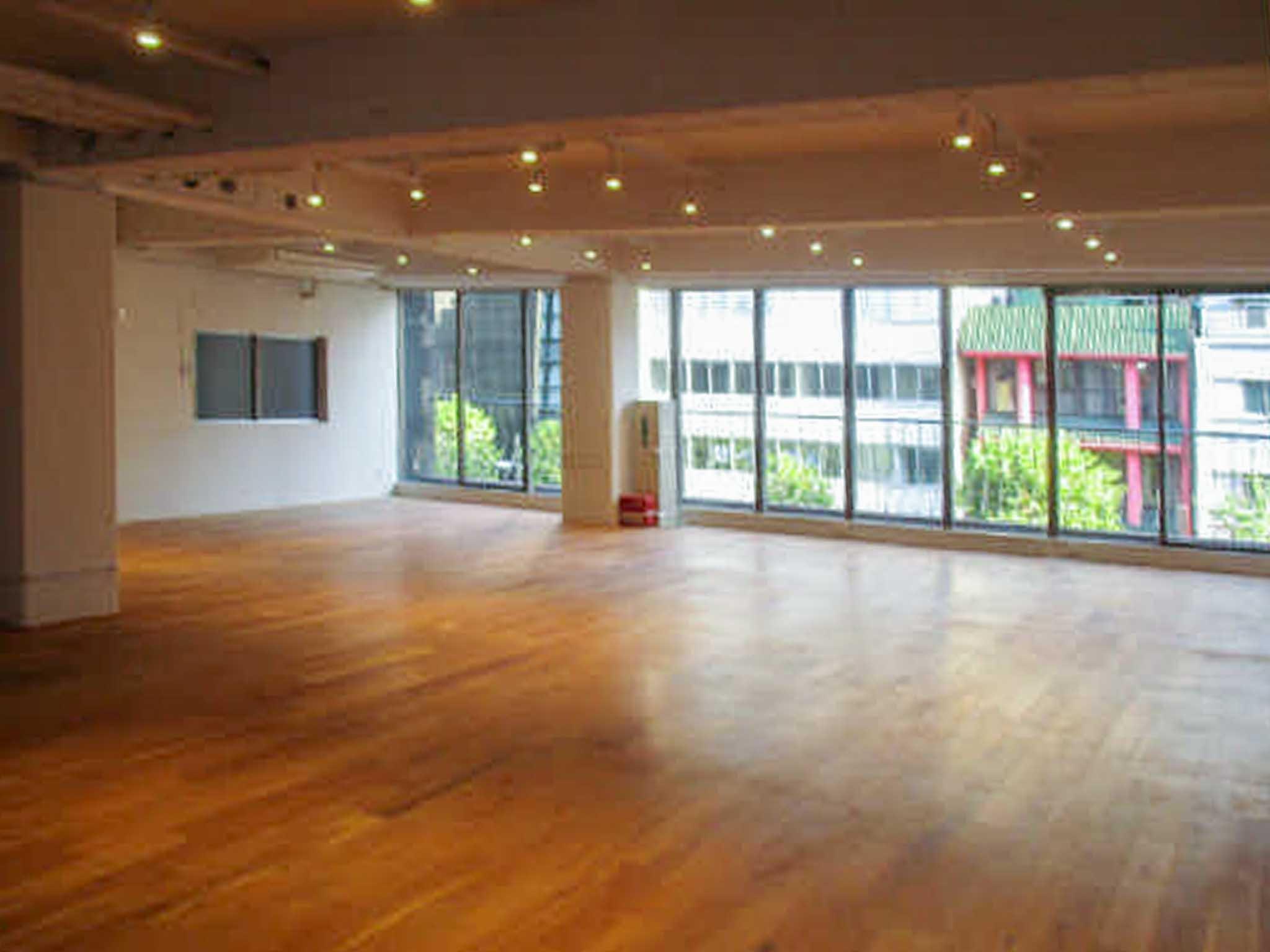 中央区日本橋人形町の賃貸物件/南面いっぱいに開いた窓。視線がすっと抜けて気持ちいい