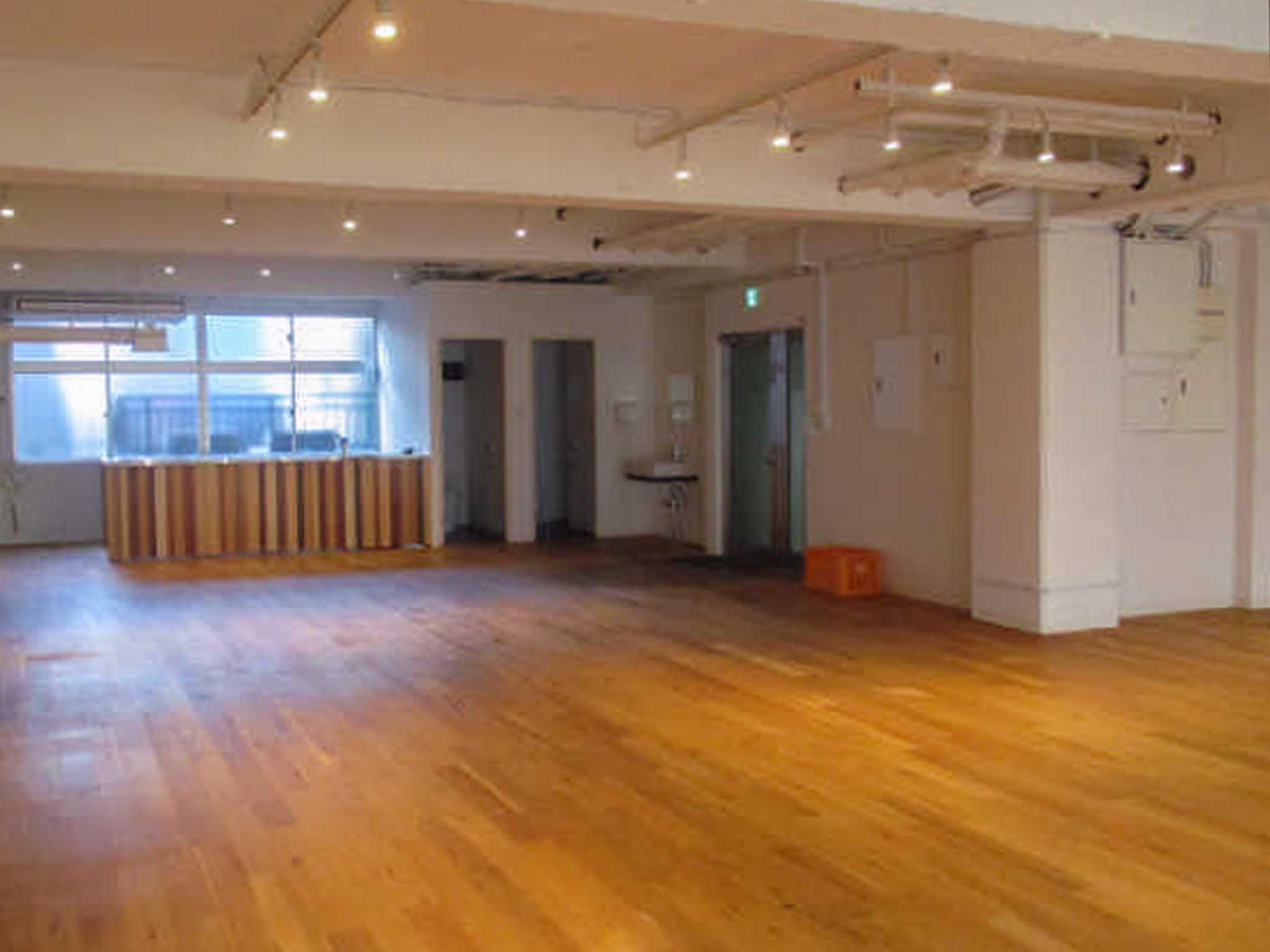 中央区日本橋人形町の賃貸物件/ボードを抜いて高さを出した天井。南北の窓を開ければ風が抜けます