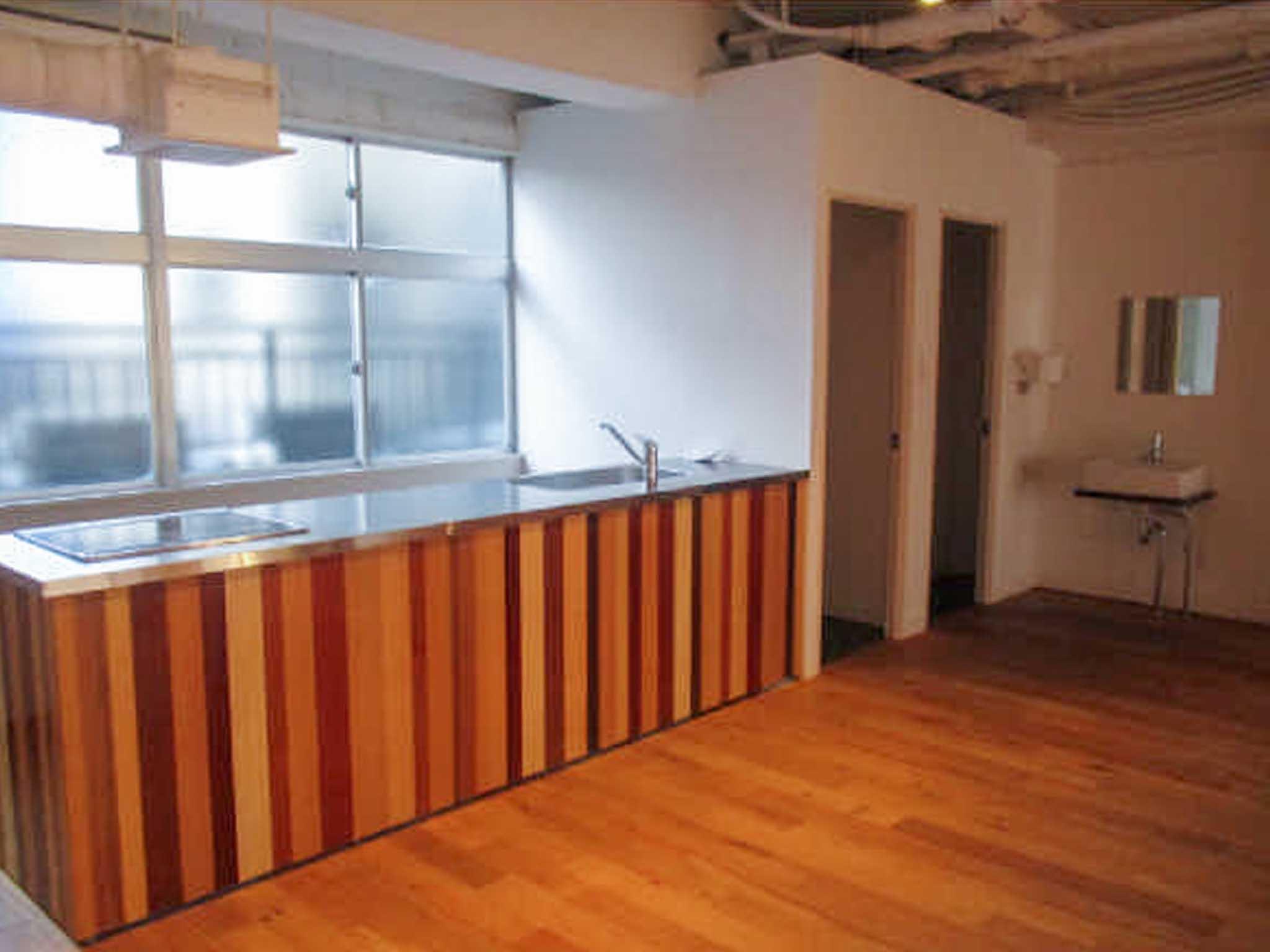 中央区日本橋人形町の賃貸物件/窓辺にキッチン。隣に男女別のトイレがあります