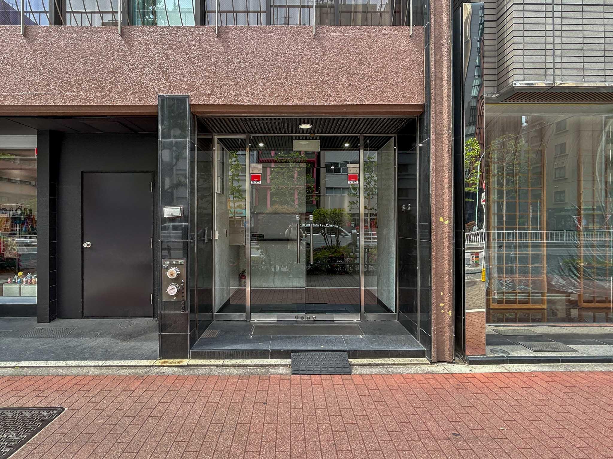 中央区日本橋人形町の賃貸物件/エントランスを外から