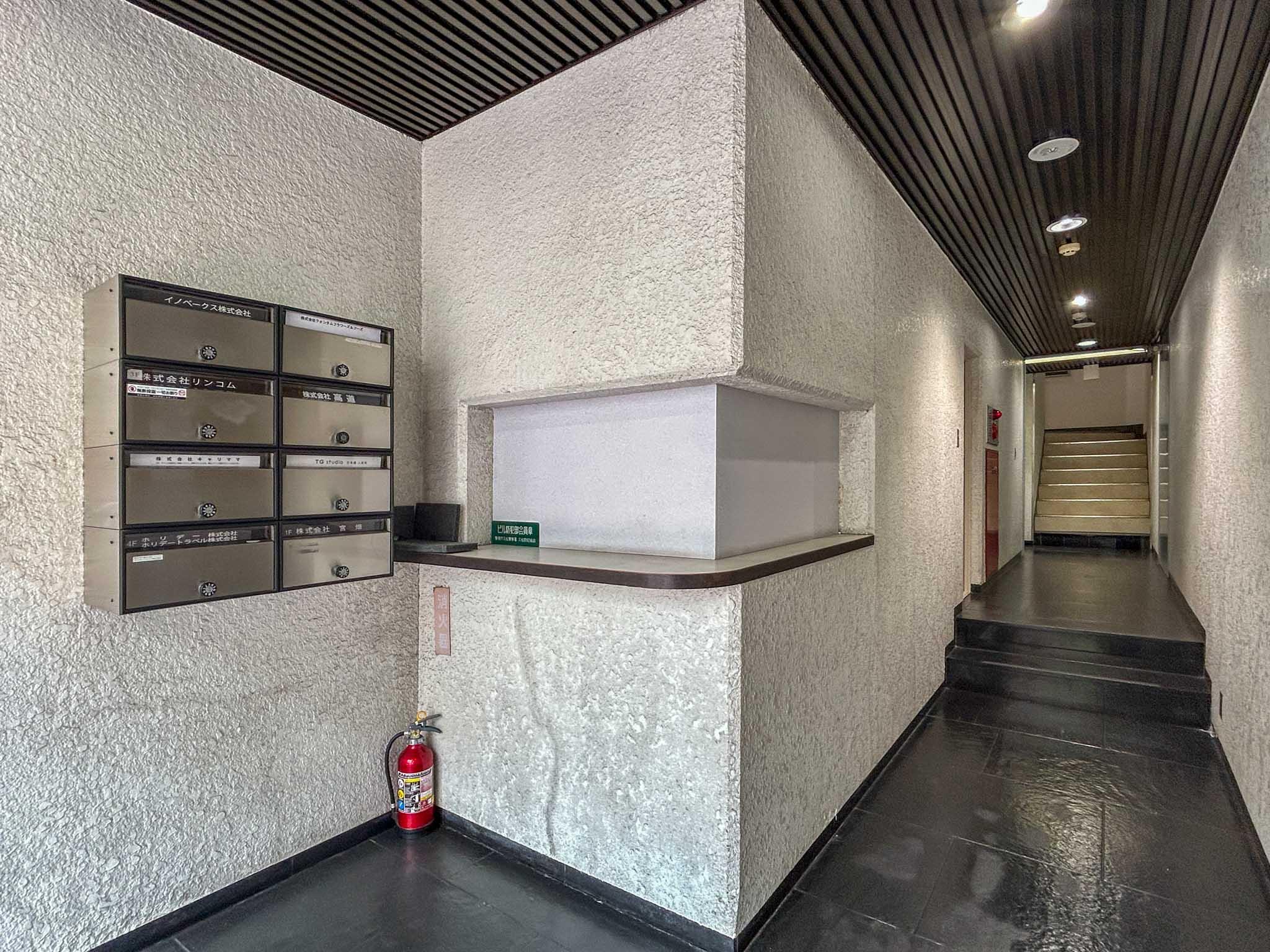 中央区日本橋人形町の賃貸物件/エントランスホール。右の通路の奥に階段とエレベーターがあります