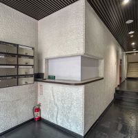 中央区日本橋人形町の賃貸物件/エントランスホール。右の通路の奥に階段とエレベーターがあります