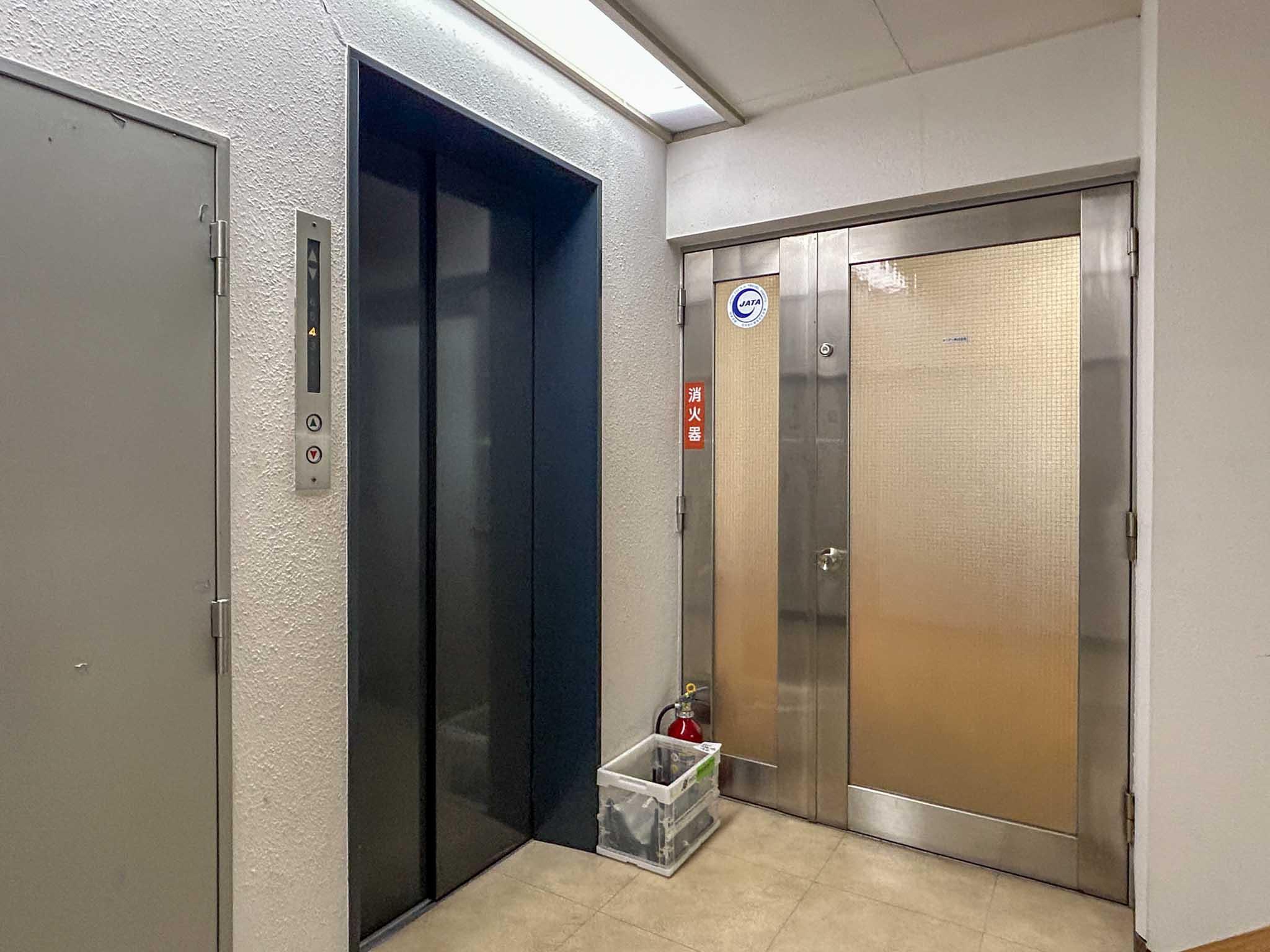 中央区日本橋人形町の賃貸物件/4階出入り口。エレベーターの両隣から入れるつくり